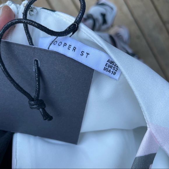 Plus size cocktail dress negative space plant print - Picture 10 of 11